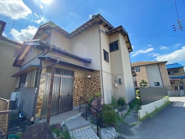 和室と洋室を兼ね備えています◎各居室に収納を設けた嬉しい造り。廊下からDK~和室と回遊式になっているので動線もスムーズ。住みよい邸宅です。