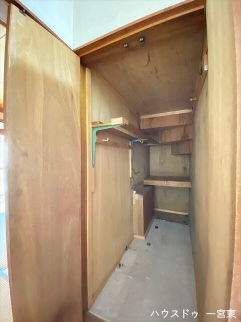 廊下にある収納は奥行があり土間となっているので灯油缶や工具などの収納にも便利。棚もあり用途に合わせた収納ができそうです。