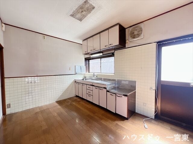 勝手口のあるキッチンです。朝日を取り込むことのできる空間で、朝から心地良く過ごせそうです。