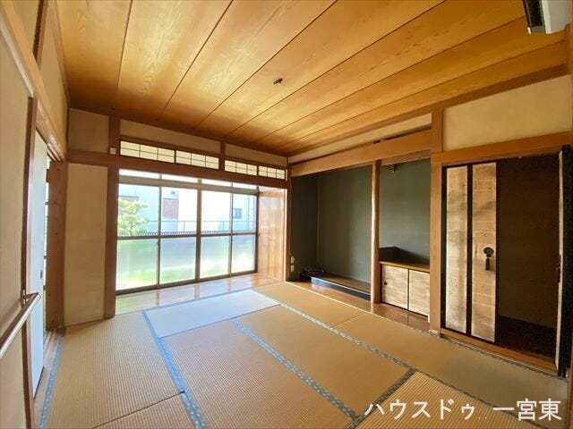 8畳和室:廊下~6畳和室への出入りが可能な8畳和室。
南側から明るい陽が差し込み一日を通して過ごしやすいお部屋です。