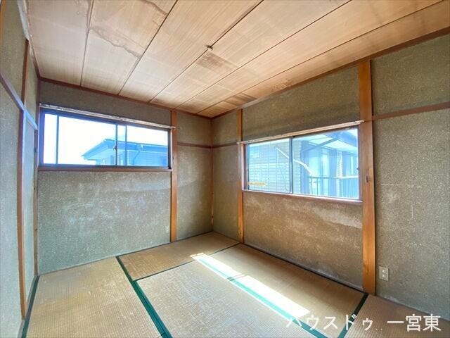 6帖和室:北向きですが二面採光の和室です。各部屋それぞれにシャッターがあり防犯面でも安心ですね。