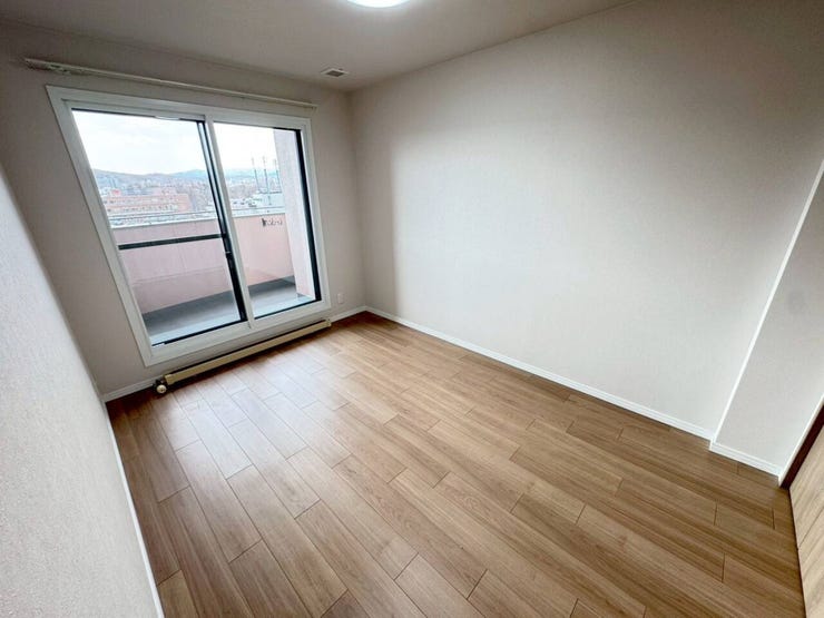 《洋室1》
リビングと隣接する約6帖のお部屋です。
南東向きのバルコニーに面した足元からの窓があり、日差しを長時間受ける事が出来るあたたかいお部屋です。