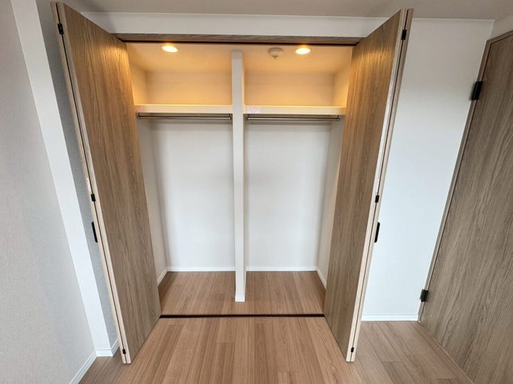 《洋室1 クローゼット》
照明付きで使いやすいクローゼット。
収納スペースをしっかりと確保しています。