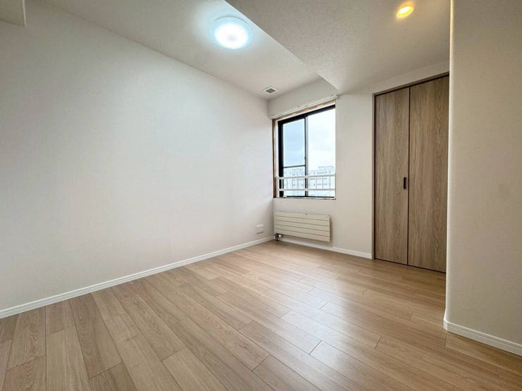 《洋室2》
約6帖のお部屋です。
東向きの窓があり朝日を取り込みやすく、こども部屋等にもおすすめ♪