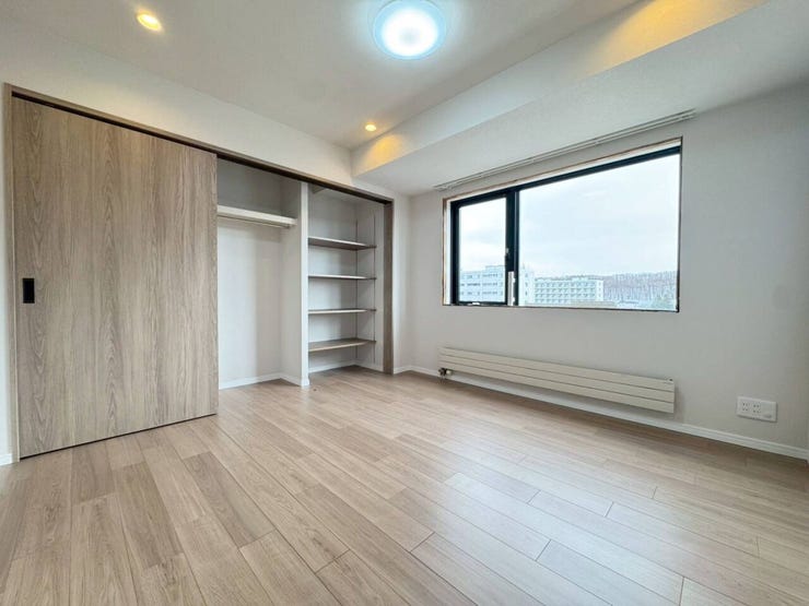 《洋室3》
約7帖のお部屋です。主寝室としてもおすすめ♪
LDKと同様にシンプルで落ち着いた雰囲気の内装です。