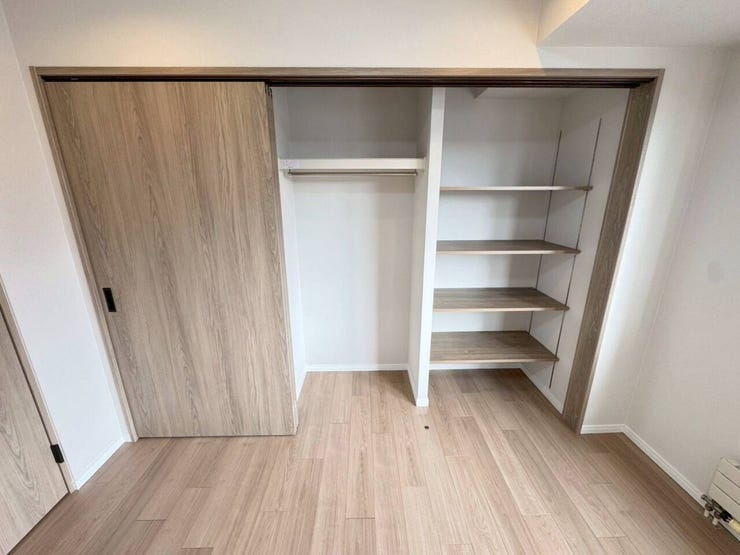 《洋室3 クローゼット》
大きめのクローゼットがあります。ご家族みなさまのお洋服等をすっきり収納可能で、お部屋をきれいに保つことができます。