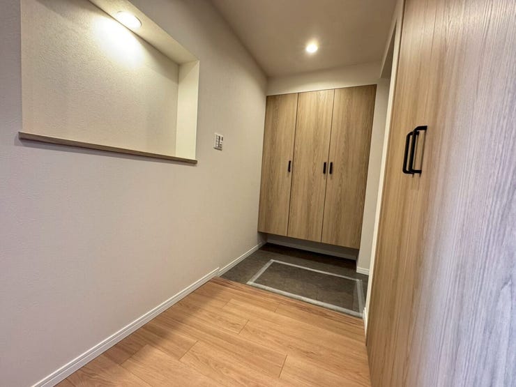 《玄関》
みなさまをお迎えする玄関。帰り着くたびに安心感とゆったりした気持ちに包まれる玄関まわりです!シューズクローゼットがあり、ご家族みなさまの靴をすっきり収納可能♪