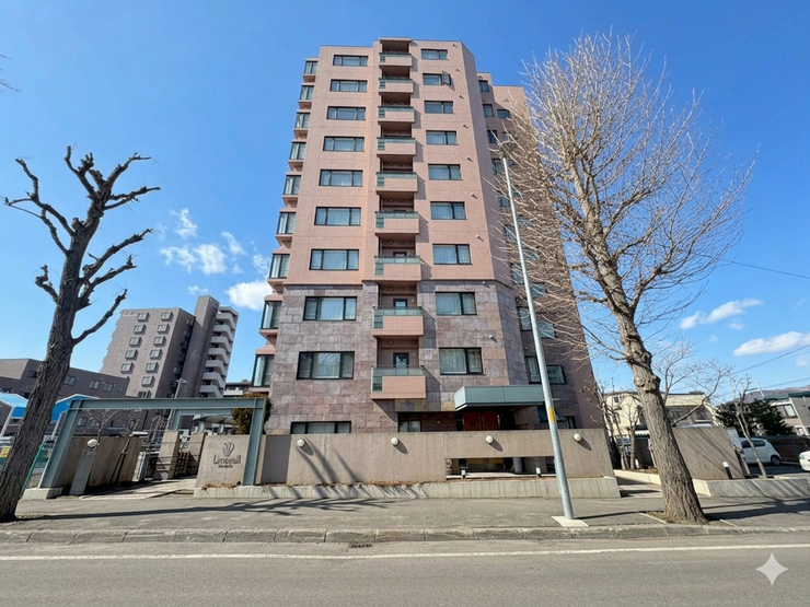 《外観写真》
地下鉄南北線「真駒内」駅徒歩6分!
スーパー、コンビニも揃っており暮らしに便利な立地のマンションです。