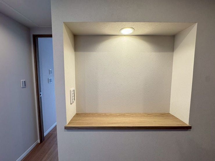 《玄関・廊下》
玄関を上がるとおしゃれな飾り棚スペースがあります。
収納として活用、季節の雑貨やお気に入りのアイテムを飾る等、使い方は様々です♪