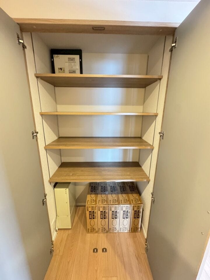 《玄関 収納》
各部屋はもちろん、玄関部分にも収納スペースをしっかりと確保!災害時用の水や保管食なども置く事ができるので便利な収納スペースです。
