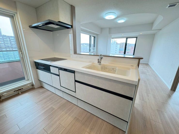 《キッチン》
バルコニーに面した足元からの窓があり明るいキッチン。
リビングの様子を見ながらお料理可能!
IHクッキングヒーターのためお手入れも簡単です。