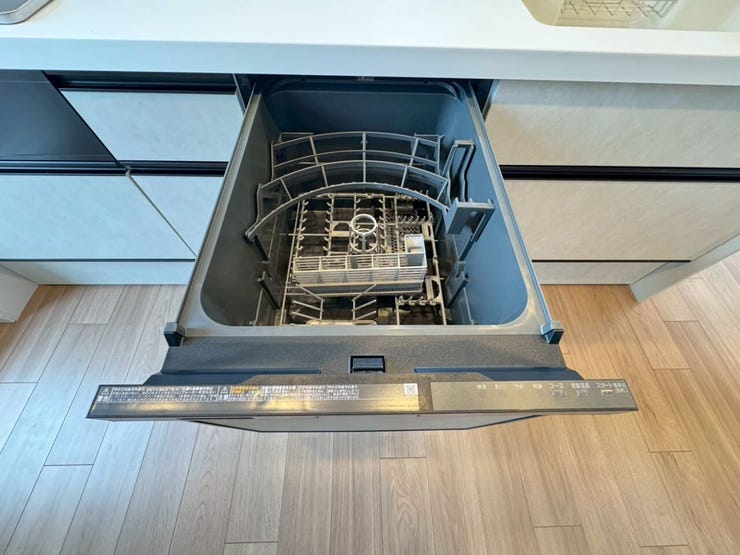 《キッチン》
毎日の家事の負担を減らしてくれる食洗器付き!
キッチンに内臓されているので場所もとらず、暮らしを便利にしてくれる設備です。