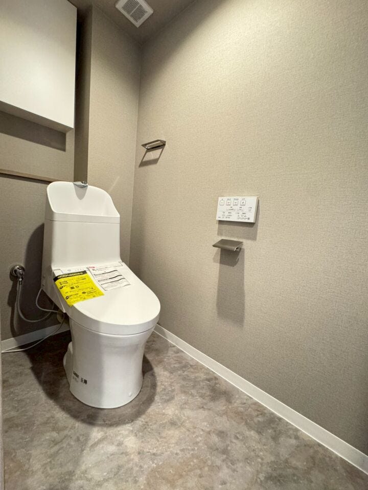 《トイレ》
ウォシュレット付きトイレです。
お掃除がしやすいすっきりとしたデザイン。