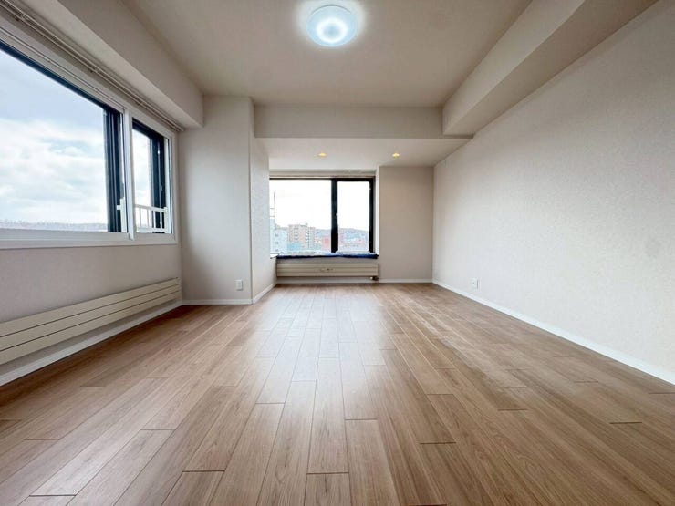 《リビング》
大きな窓があり開放感のある印象。
約18.5帖の広々としたLDKでおくつろぎいただけます。
シンプルな内装でインテリアも選びやすい♪