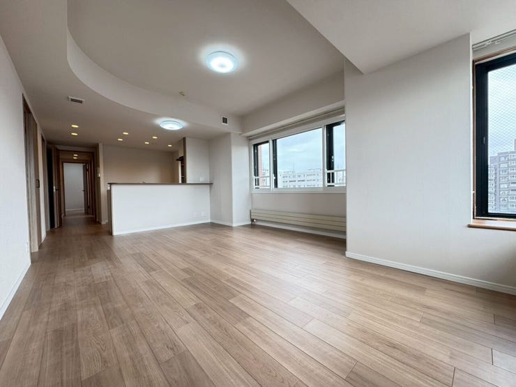 【リビング】
《リビング》
家族みんなが健やかに過ごせるように、溢れる光をたっぷり取り込んだLDK。2面採光で日当たり・風通し良好です。