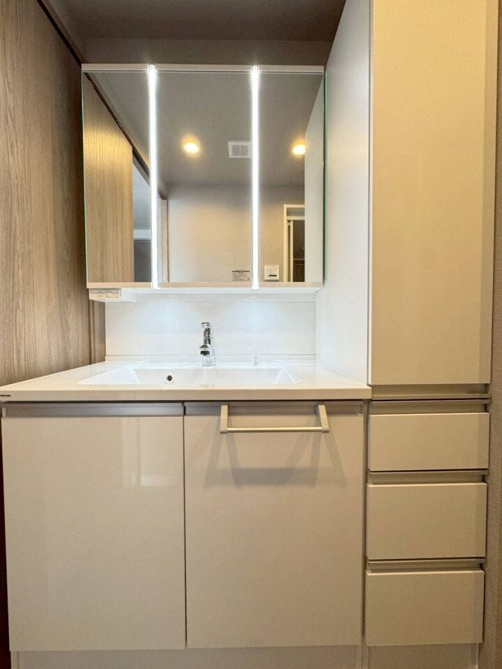 《洗面化粧台》
シンプルで使いやすい洗面化粧台。
収納が豊富でシャンプーやタオル等のストック品もすっきり!