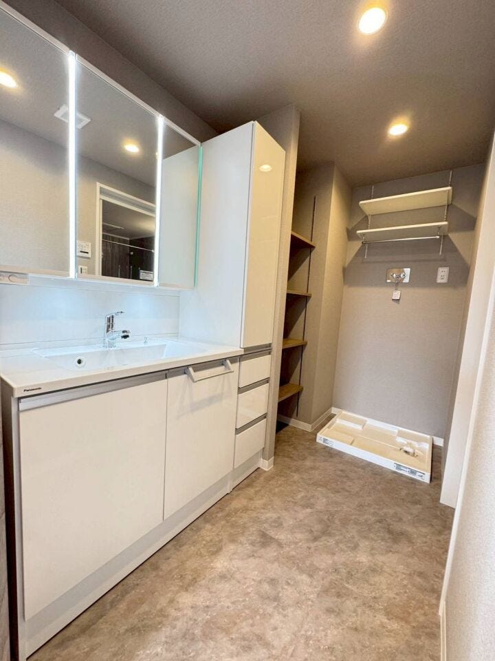 《洗面室》
洗濯機を設置してもゆとりある広さ◎
収納スペースをしっかりと確保しています。