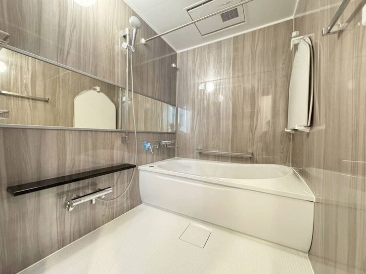 《浴室》
新品交換済みのきれいなバスルーム。
1日の疲れを癒してくれます♪
◎浴室乾燥暖房機付き