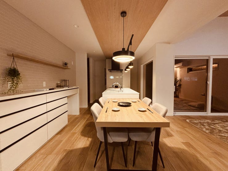 室内(2026年3月)撮影
◎本日案内可能◎
キッチン横のテーブルは料理中の食材や鍋の一時的な置き場所・作業スペースとしても大活躍です◎