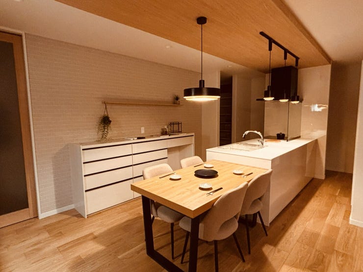 室内(2026年3月)撮影
◎本日案内可能◎
キッチン横はダイニングスペースとしてだけでなく、家事の合間にサクッと作業するスペースや、お子様の勉強スペースとしてもお使いいただけます♪