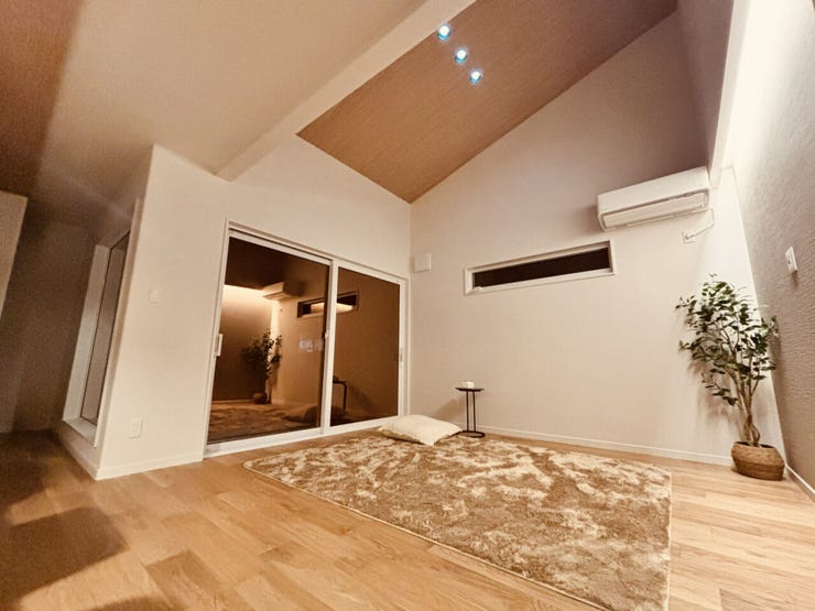 室内(2026年3月)撮影
◎本日案内可能◎
勾配天井のため開放感が生まれます!リビングとダイニングが分かれているため、メリハリをつけてお過ごしいただけます!