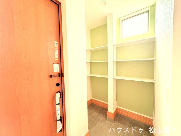 玄関には大容量の土間収納(シューズインクローク)を設けており、靴はもちろん、ベビーカーや趣味のアウトドア用品などもそのまま収納できるため、玄関先を常にすっきりと片付いた状態に保つことができます。