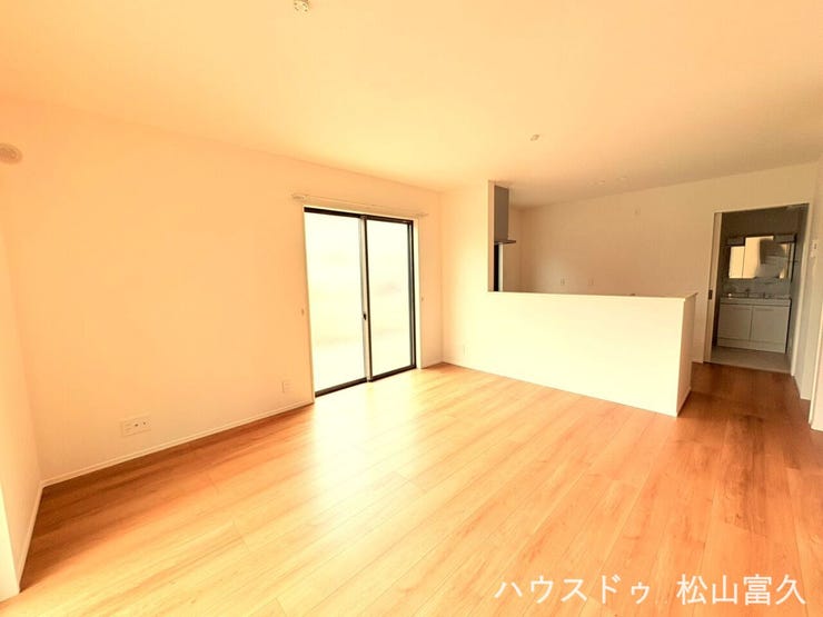 家具をレイアウトしやすい開放的な設計となっており、ご家族全員がゆったりとくつろげる団らんのメインスペースとして最適です。