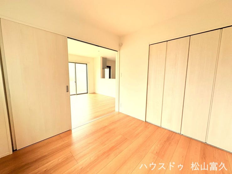 リビングと隣接する洋室は、扉を開放すればリビングと一体化して広々とした空間として使えるほか、お子様の遊び場や客間など、ライフスタイルに合わせて柔軟に活用できる便利なプラスワンルームです。