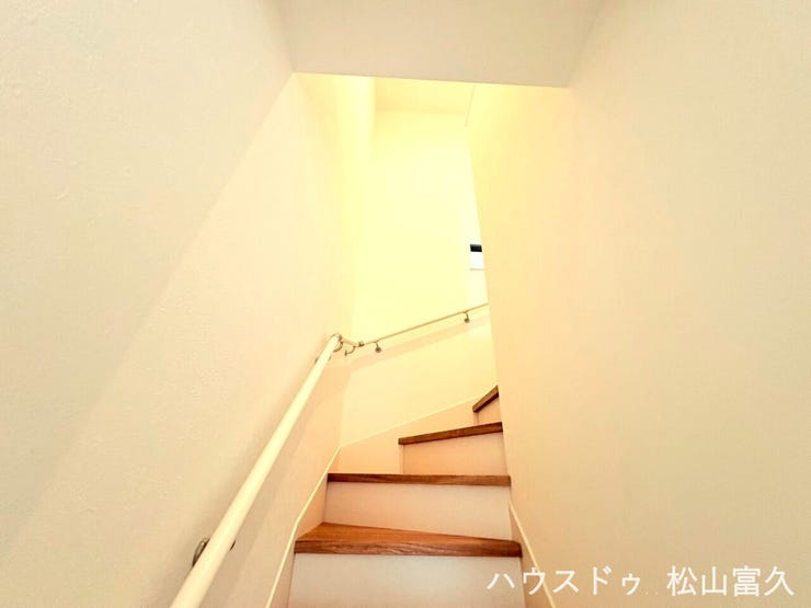 安全性に配慮した設計となっており、ご家族が毎日安心して昇り降りできるよう、手すりの設置や足元の滑りにくい仕上げなど、使いやすさを考慮した空間づくりがなされています。