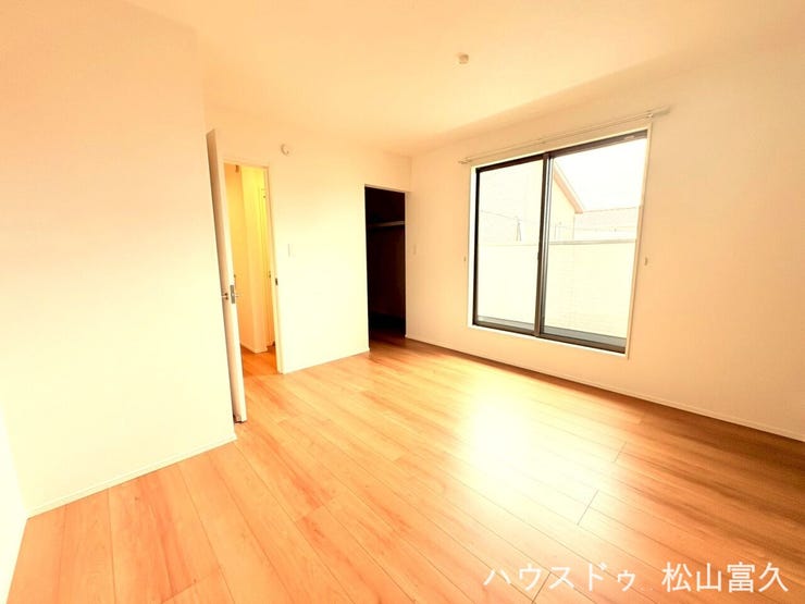落ち着きのある広さを確保した主寝室は、一日の終わりをゆったりと過ごすためのプライベート空間として設計されており、心地よい眠りと心からのリラックスを叶える静かな住環境を提供します。