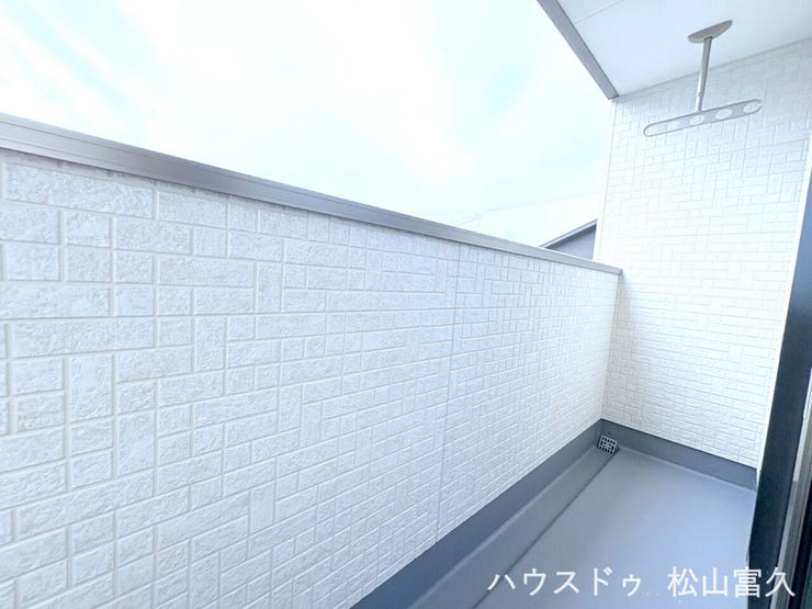 南面に設置されたバルコニーは、日当たりが良く、洗濯物や布団をしっかりと干せるため、家事効率を高めるとともに室内を明るく開放的な空間にしてくれます。