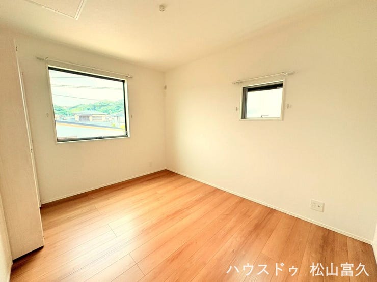 各居室ともに窓の配置を工夫しており、日中は自然光がしっかりと差し込み、心地よい風が通り抜けるため、健やかな成長をサポートする明るく快適な空間となっています。