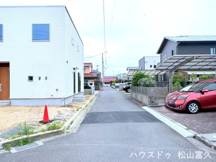 北側に幅員4m、西側に幅員4mの道路が接しており、角地のような開放感があります。