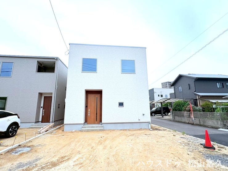 周辺環境に配慮した落ち着きのある2階建ての構成で、街並みに調和しながらも高性能住宅としての風格を備えています。