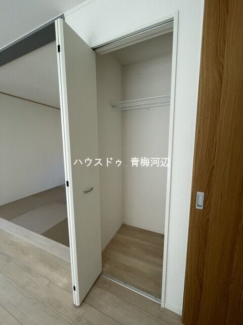 18帖リビング収納:キッチンの近くにあり、パントリーとしてもお使いいただけそうです。便利グッズを使って空間を有効活用することができます。