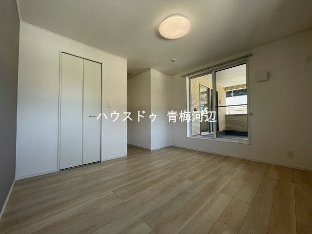 7.7帖洋室:広々としたお部屋なので、ご夫婦の寝室としてもお使いいただけそうです。