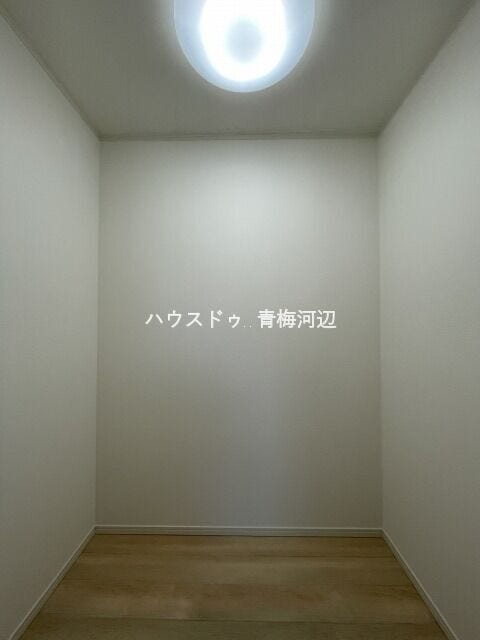 7.7帖洋室収納:大型のWICです。床には衣装ケースを配置する事のできるゆとりもあります。