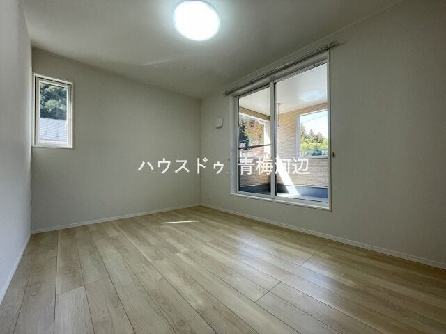 西側6.5帖洋室:お部屋からインナーバルコニーに出入りできるので、お布団も簡単に干すことができそうです。収納もあるのですっきりと片付けることができます。