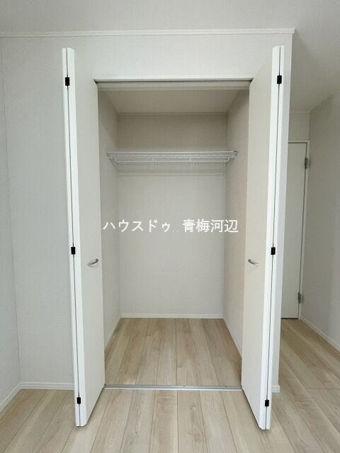 西側6.5帖洋室収納:ハンガーパイプや枕棚も標準装備されたクローゼットです。