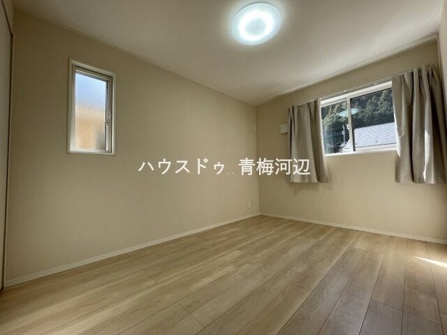 西側6.5帖洋室:カーテンを開くと緑豊かな山々が見えます。気持ち良い朝を迎えられそうです。