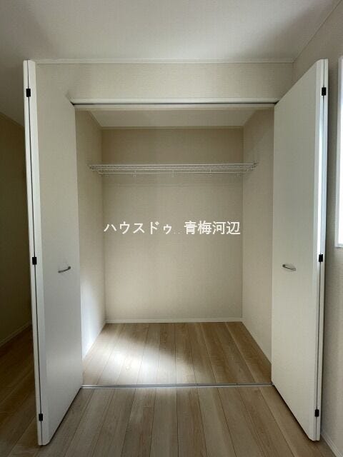 西側6.5帖洋室収納:新たに家具を買わなくても良いので、ハンガーパイプ付きのクローゼットは嬉しいですね。収納が付いているのでお部屋を広く使う事ができます。