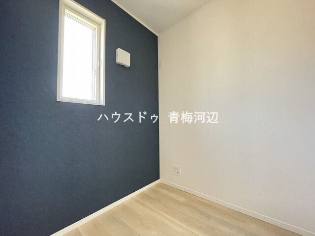 テレワークルーム:落ちつたネイビーの壁紙がアクセントになっております。お仕事に集中できますね。