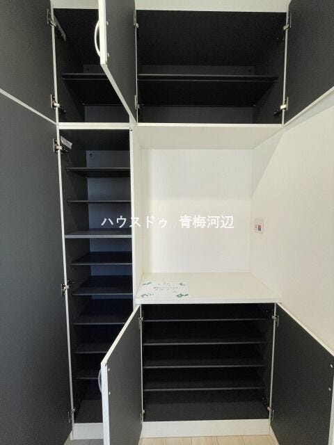 玄関収納:たっぷりと収納することができるので、玄関をすっきり片付けることができます。ご家族を気持ちよく迎えることができそうです。