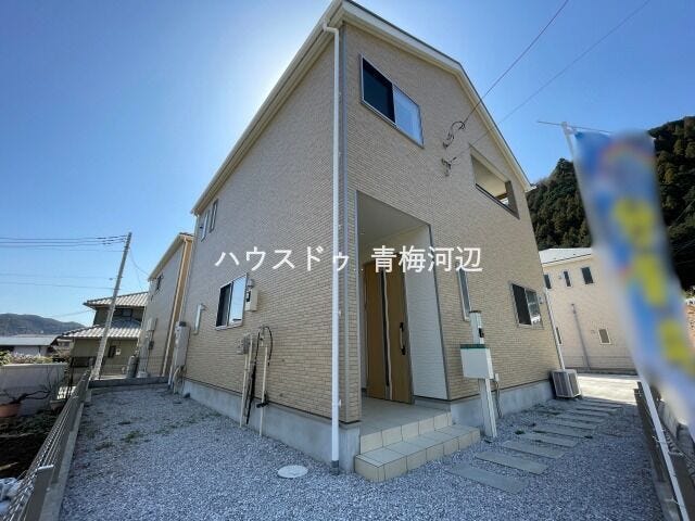 【外観】
閑静な住宅街に令和5年築の築浅、3LDK+Sの中古戸建が登場です。