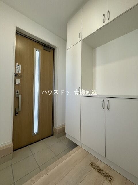 玄関:玄関ドアのスリットからの採光は、玄関に適度な明るさと光のアクセントをくわえてくれます。