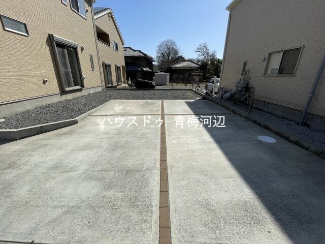 駐車場:普通車2台、軽自動車2台駐車することができます。お友達が来た時に入替不要なのはうれしいですね。