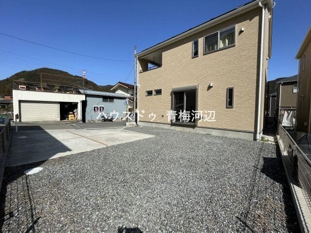 庭:ガーデニングを楽しむことができそうです。散水栓もあり、水やりや洗車、バーベキューにも便利ですね。