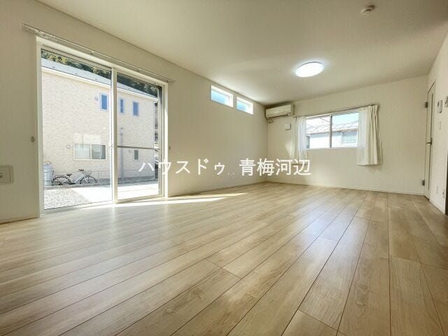 18帖リビング:ご家族が自然と集まる憩いの場となりそうです。隣接した和室と合わせるとより広々とした空間でお過ごしいただけます。