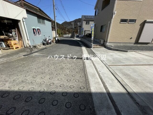 【西側 前面道路】幅員約5mの前面道路です。お子様と手を繋いで歩いている横を車が通り抜けれる道幅となっています。安心してお子様と一緒にお出掛けする事が出来ます。