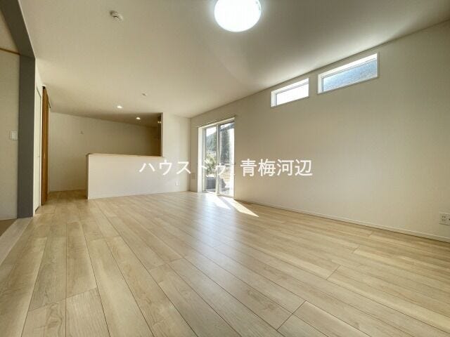 18帖リビング:南側に大きな窓を設置することで明るい空間です。キッチンからリビング全体が見渡せ調理しながら家族と会話も弾みそう。